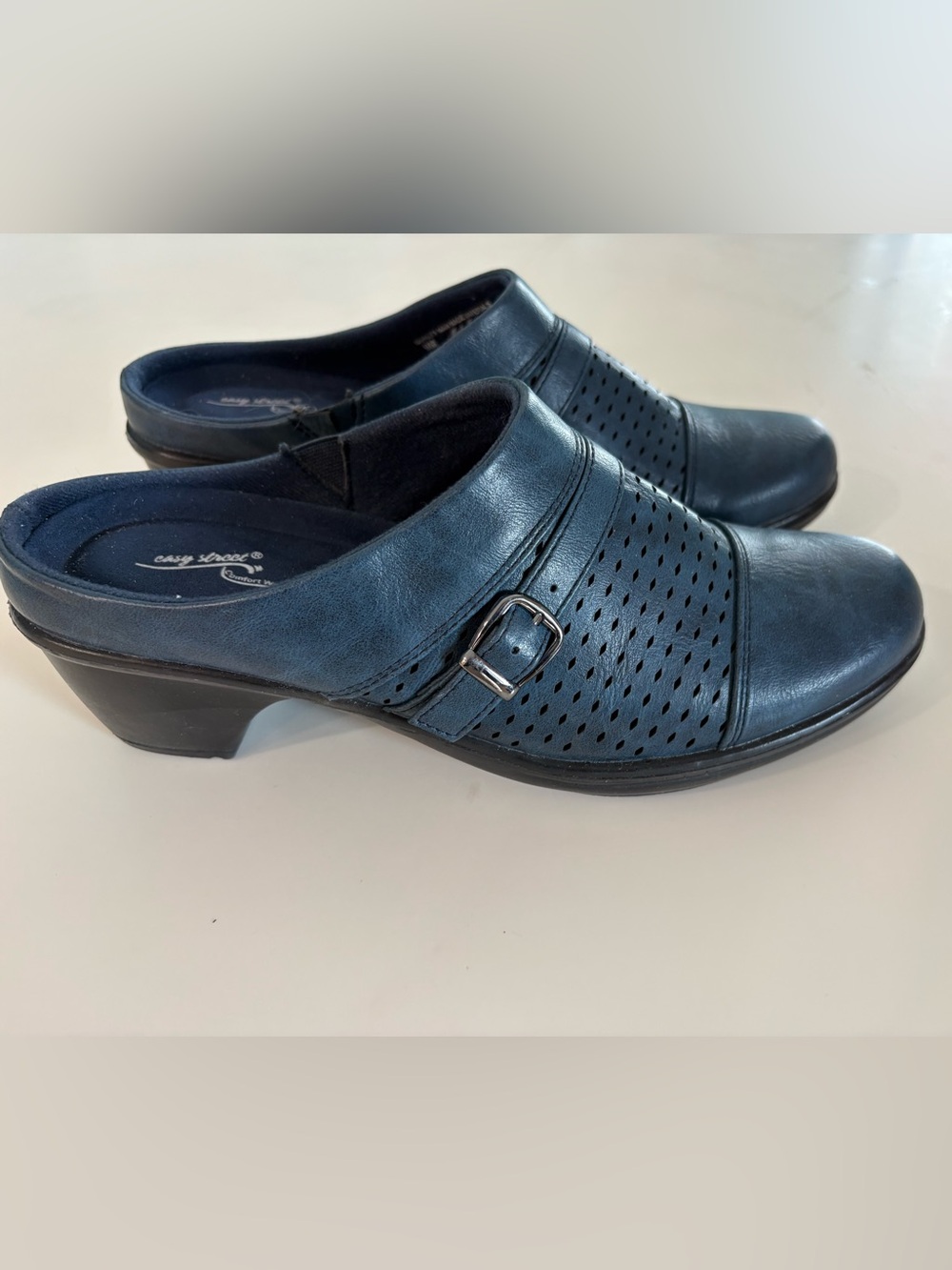 NWOB Super Comfortable Easy Street Cleveland Clogs/Mules - vegan leather, size 9